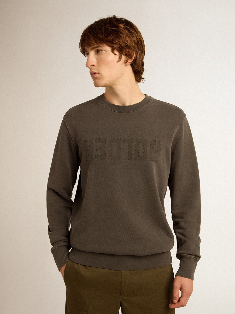 moletom cinza masculino com logo e acabamento desgastado.
