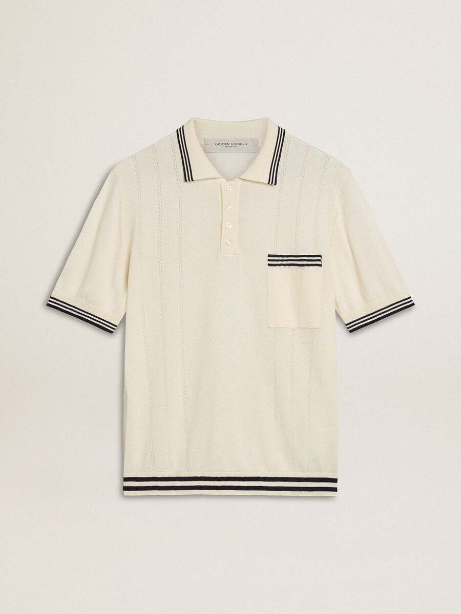 camisa polo masculina de malha branca desgastada com detalhes canelados azuis.