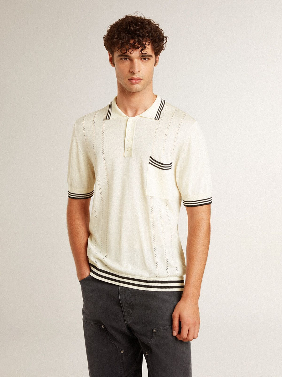 camisa polo masculina de malha branca desgastada com detalhes canelados azuis.