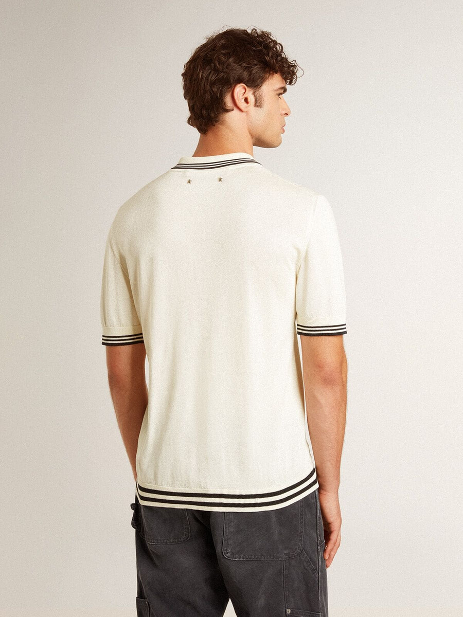 camisa polo masculina de malha branca desgastada com detalhes canelados azuis.