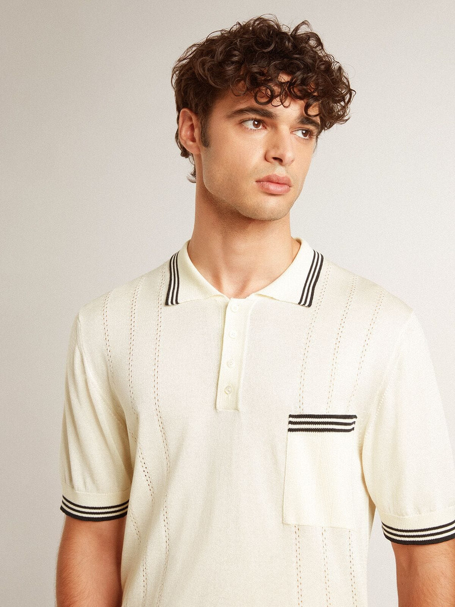 camisa polo masculina de malha branca desgastada com detalhes canelados azuis.