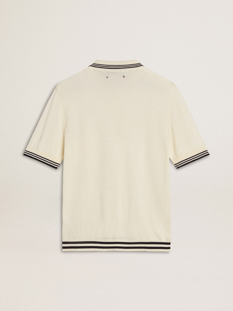 camisa polo masculina de malha branca desgastada com detalhes canelados azuis.