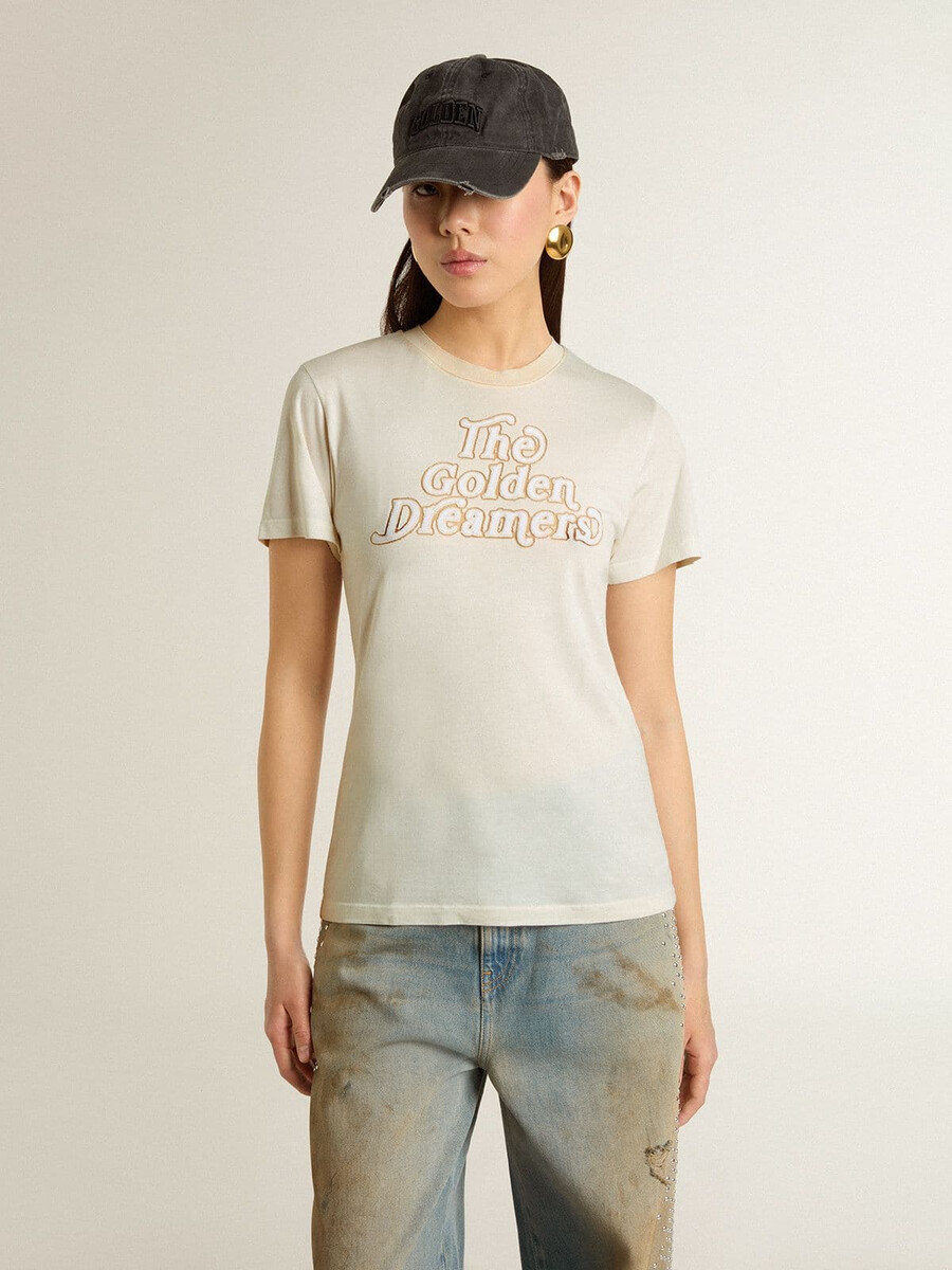 camiseta branca feminina com estampa na frente.