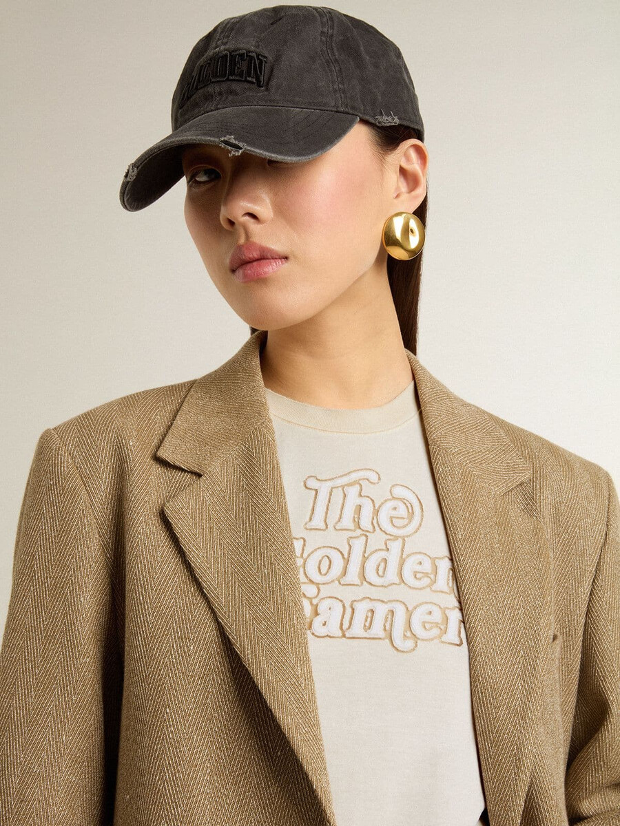 camiseta branca feminina com estampa na frente.