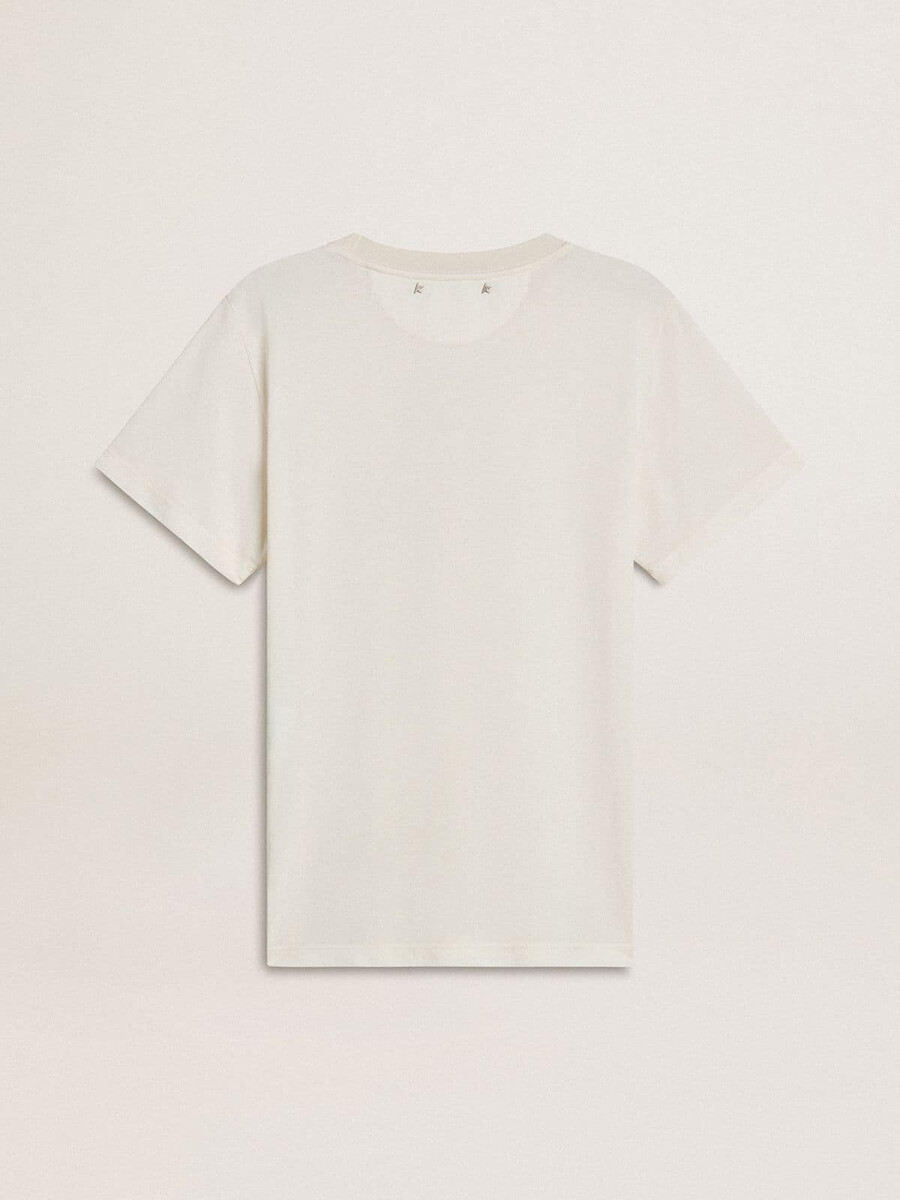 camiseta branca feminina com estampa na frente.
