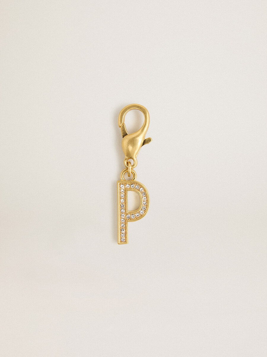 pingente com a letra p em latão dourado com cristais.