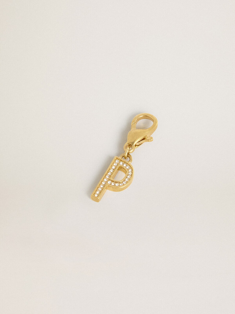 pingente com a letra p em latão dourado com cristais.