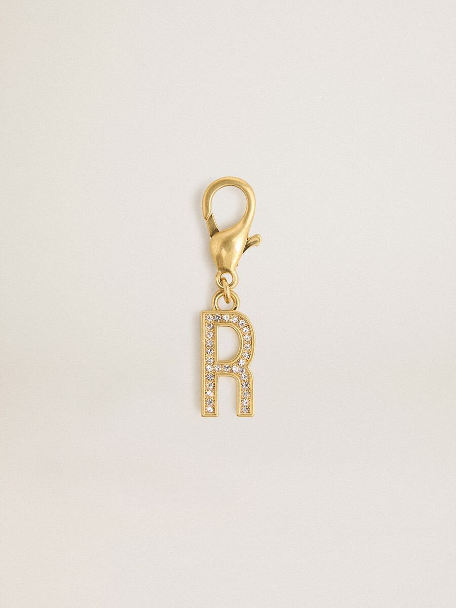 pingente com a letra r em latão dourado com cristais.