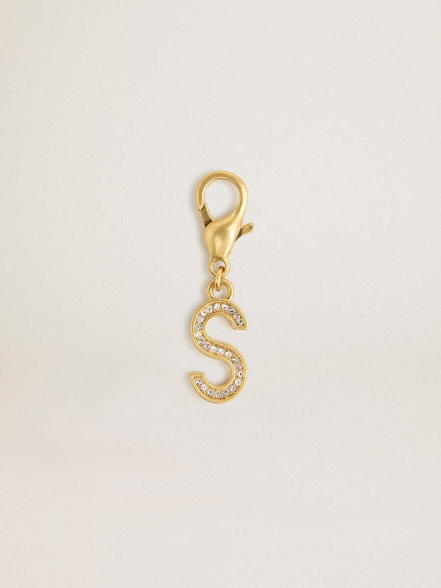 pingente com a letra s em latão dourado com cristais.