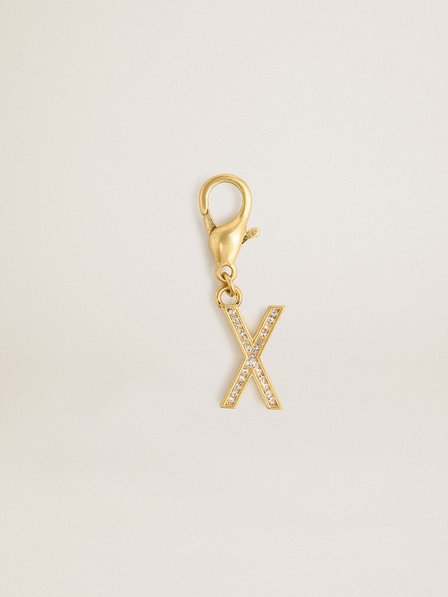 pingente com a letra x em latão dourado com cristais.