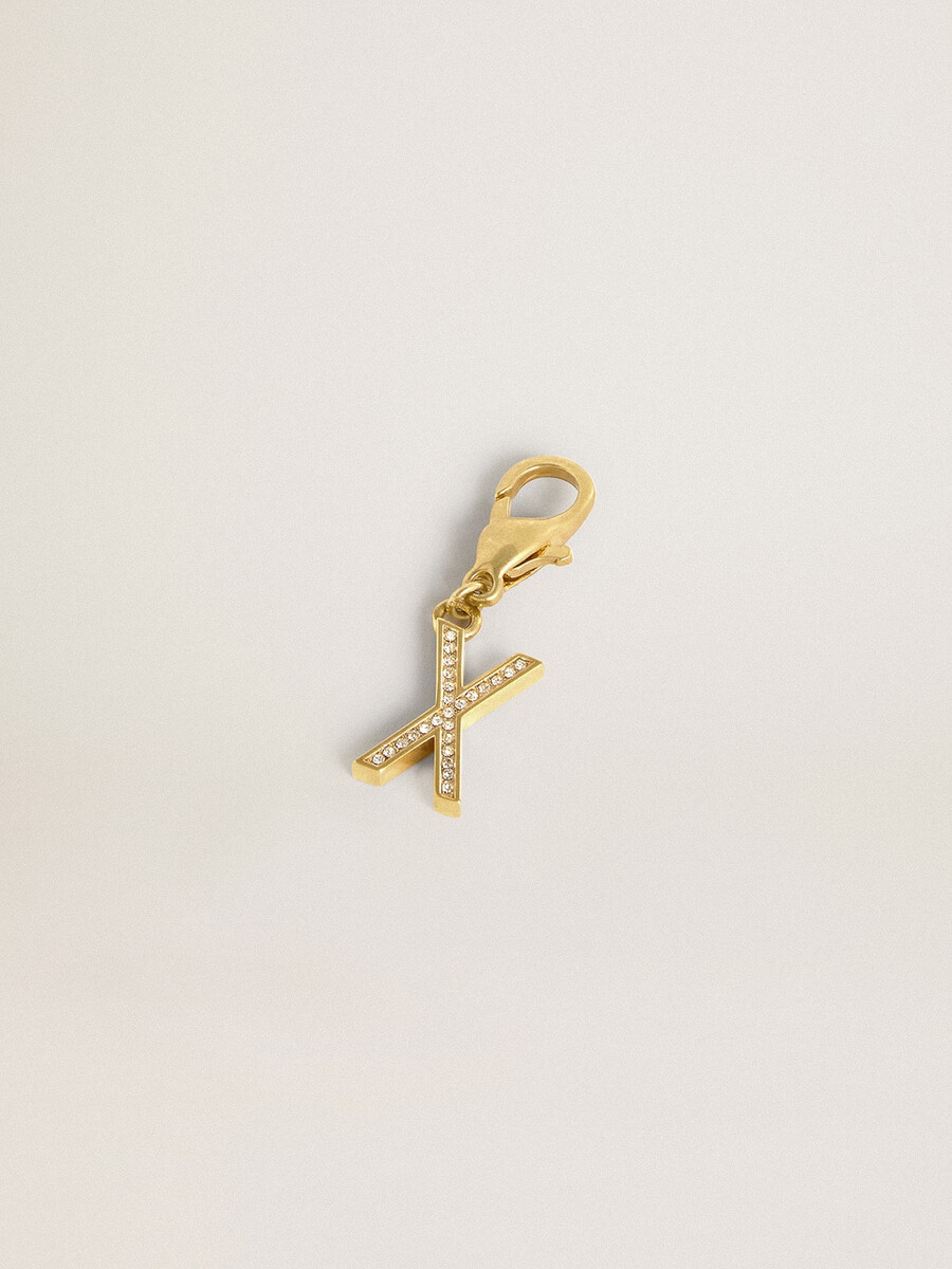 pingente com a letra x em latão dourado com cristais.