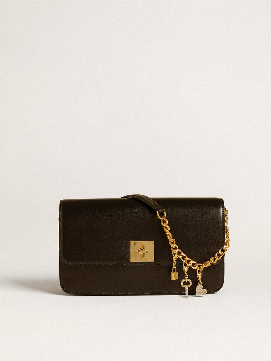 pingente em forma de chave em latão dourado com cristais.