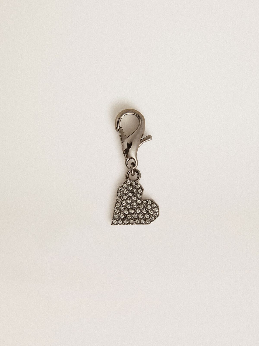 pingente em forma de coração em latão prateado com cristais.