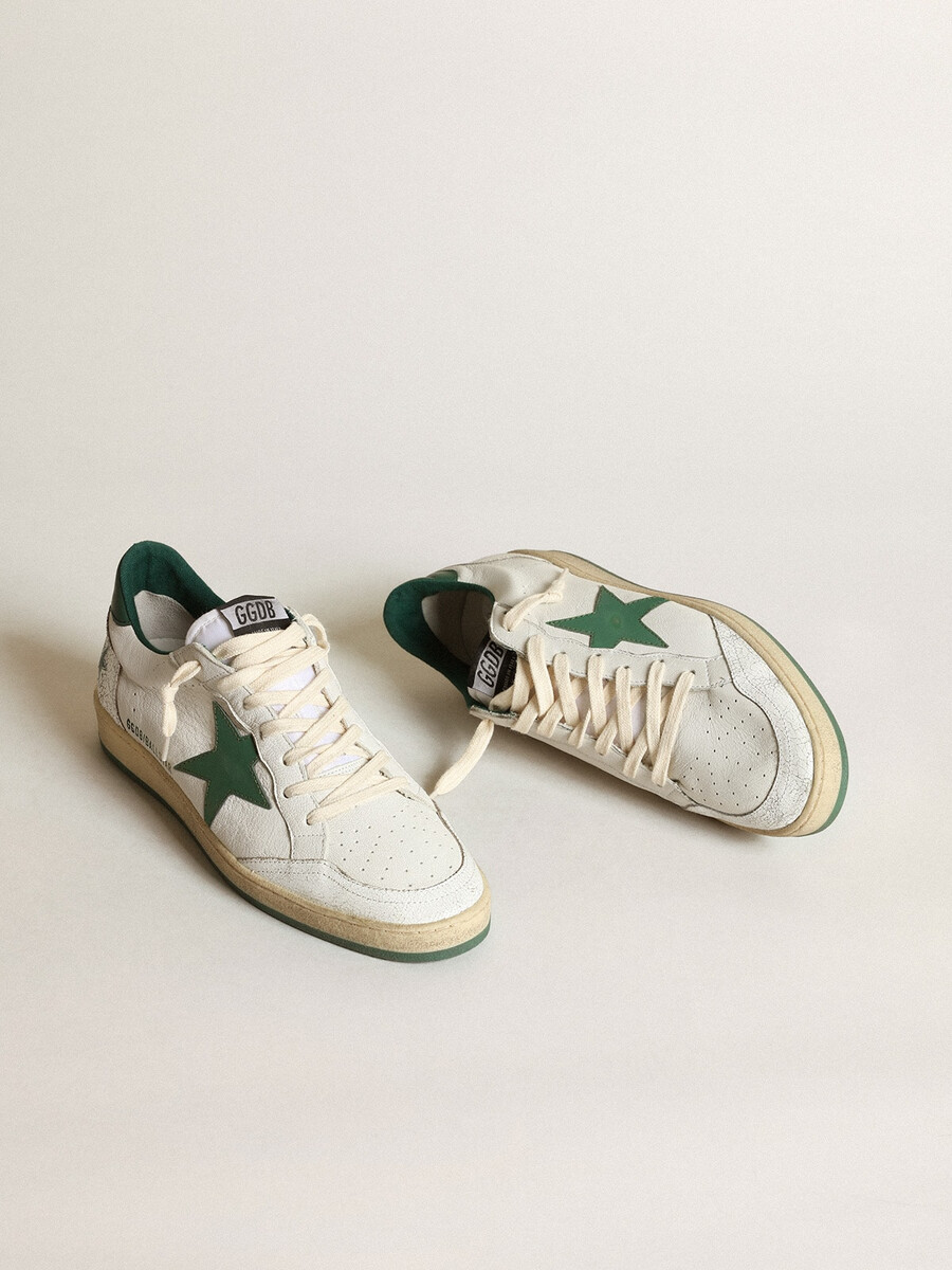 tênis ball star masculino em couro napa branco com estrela em couro verde e detalhe no calcanhar.