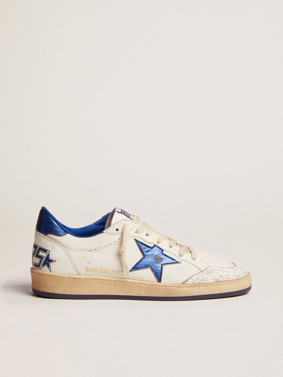 tênis ball star masculino em napa branca com estrela azul e detalhe no calcanhar.
