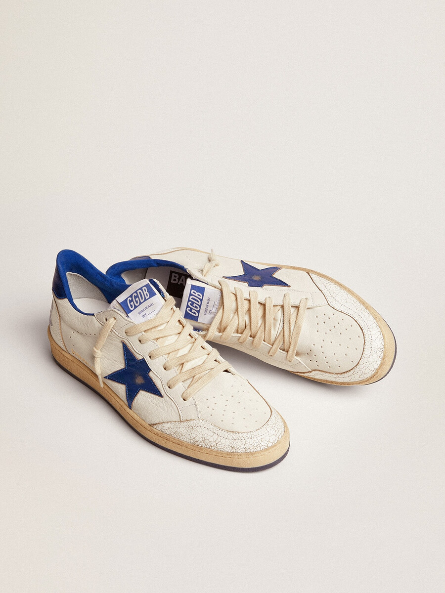 tênis ball star masculino em napa branca com estrela azul e detalhe no calcanhar.