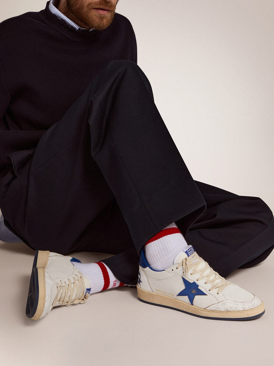 tênis ball star masculino em napa branca com estrela azul e detalhe no calcanhar.