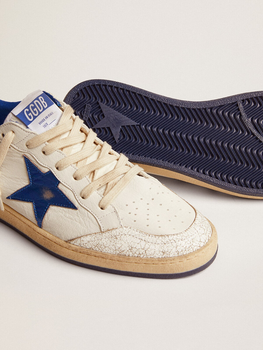 tênis ball star masculino em napa branca com estrela azul e detalhe no calcanhar.