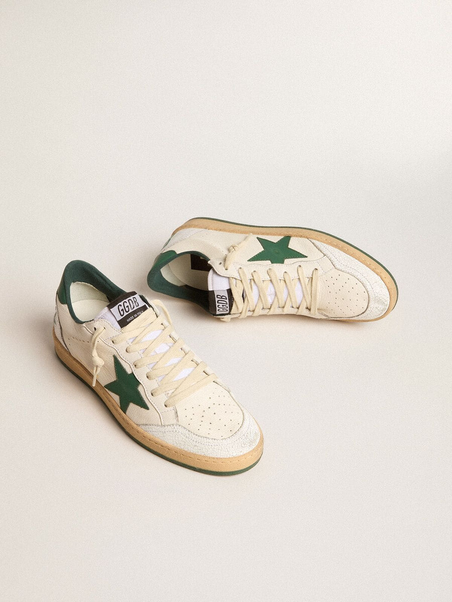 tênis ball star wishes masculino em couro napa branco com estrela de couro verde e detalhe no calcanhar.