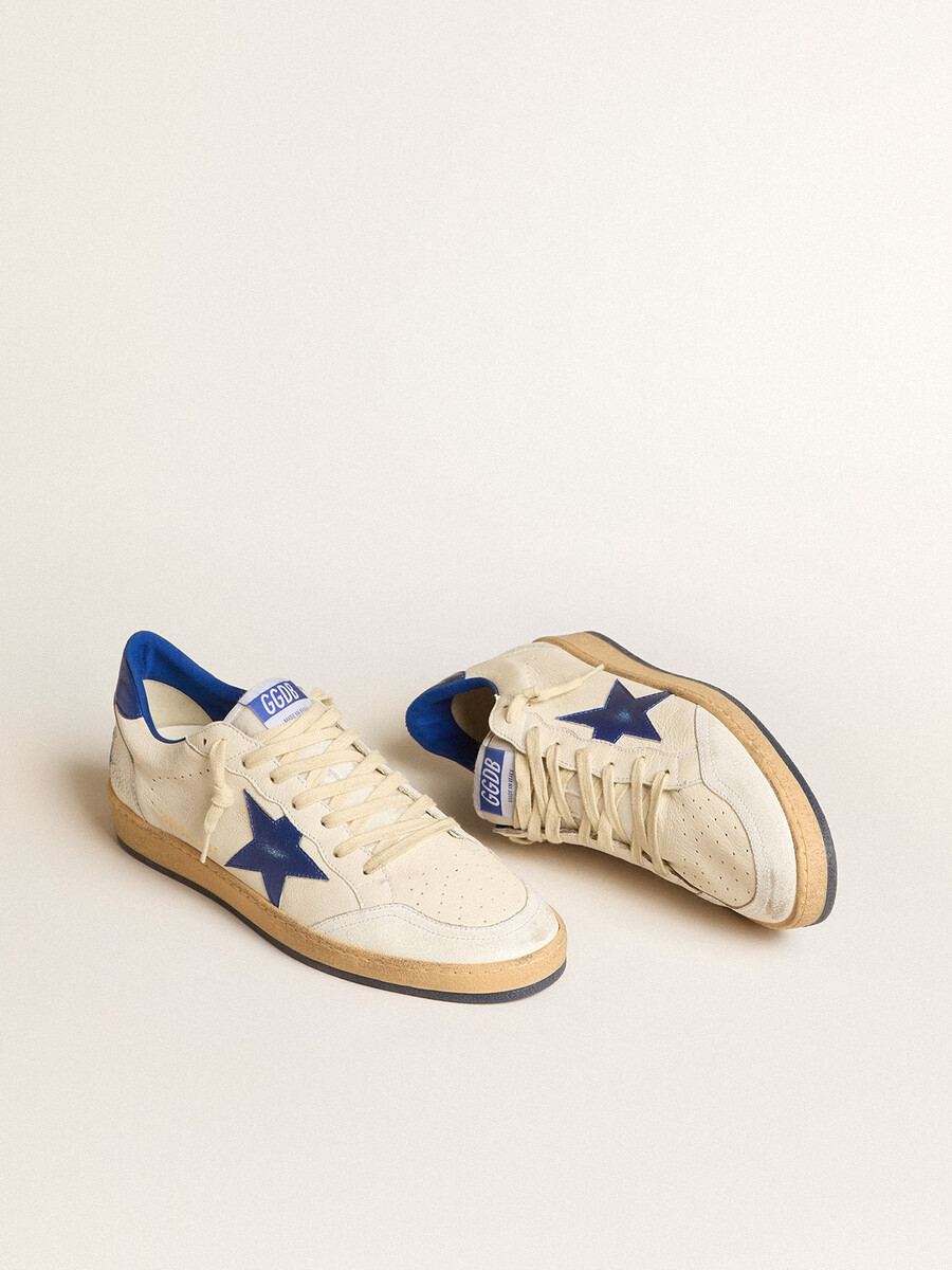 tênis ball star wishes masculino em couro napa branco com estrela azul brilhante e detalhe no calcanhar.