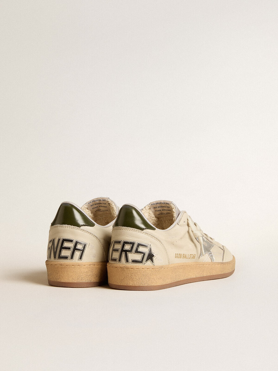 tênis ball star masculino com estrela de couro prateada e detalhe de couro verde no calcanhar.