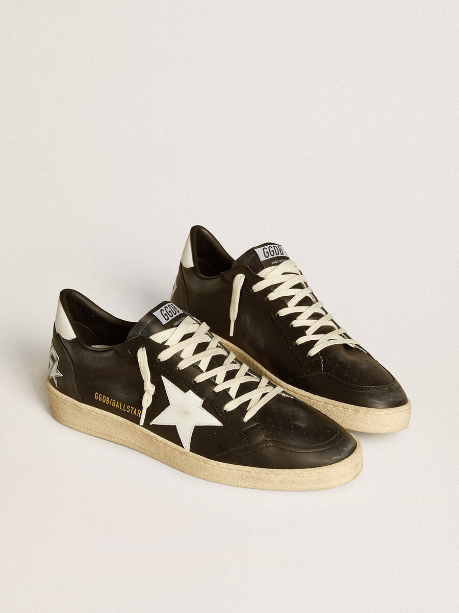 tênis ball star masculino em napa preta com estrela em couro branco e detalhe no calcanhar.