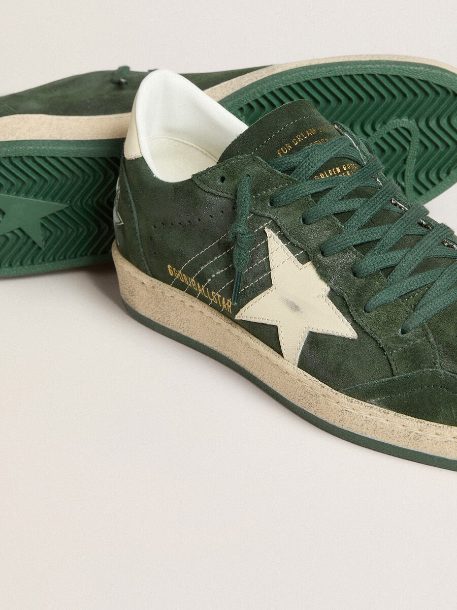 tênis ball star masculino em camurça verde com estrela de couro branco e detalhe no calcanhar.