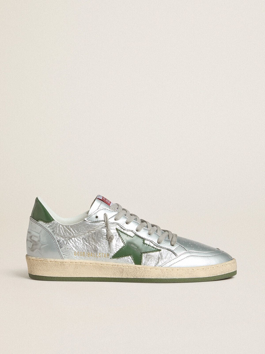 tênis ball star masculino em nylon prateado com estrela em couro verde e detalhe no calcanhar.