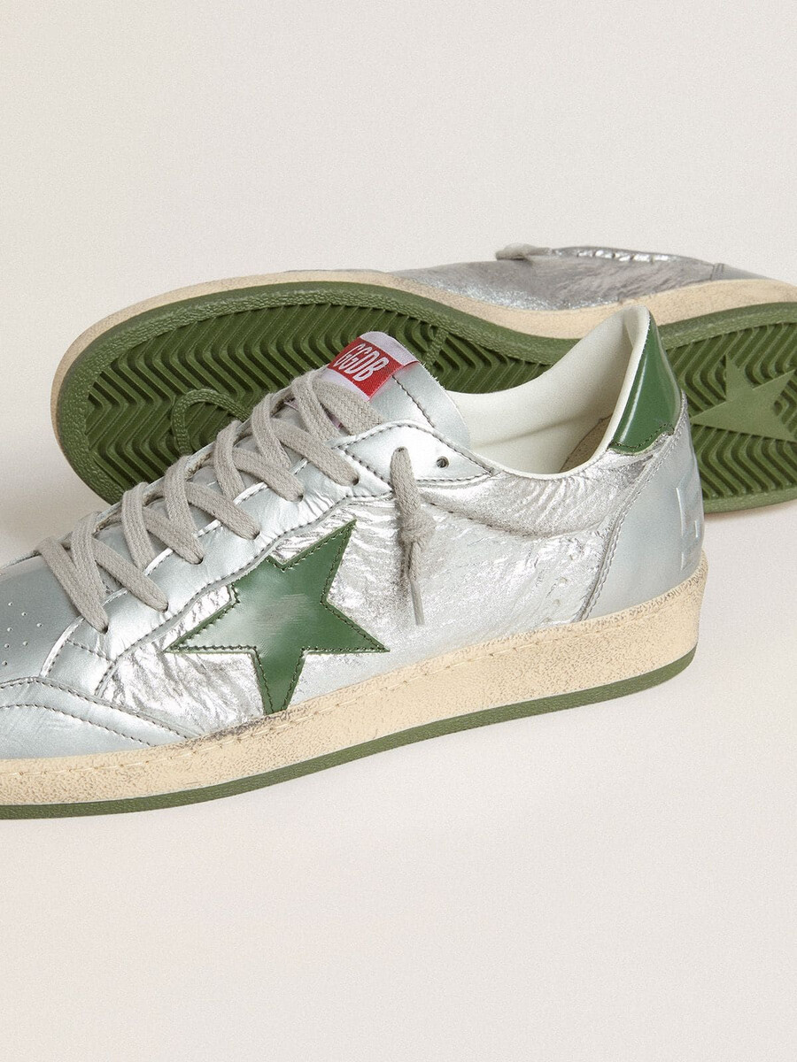 tênis ball star masculino em nylon prateado com estrela em couro verde e detalhe no calcanhar.