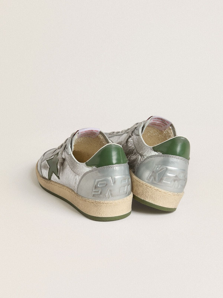 tênis ball star masculino em nylon prateado com estrela em couro verde e detalhe no calcanhar.