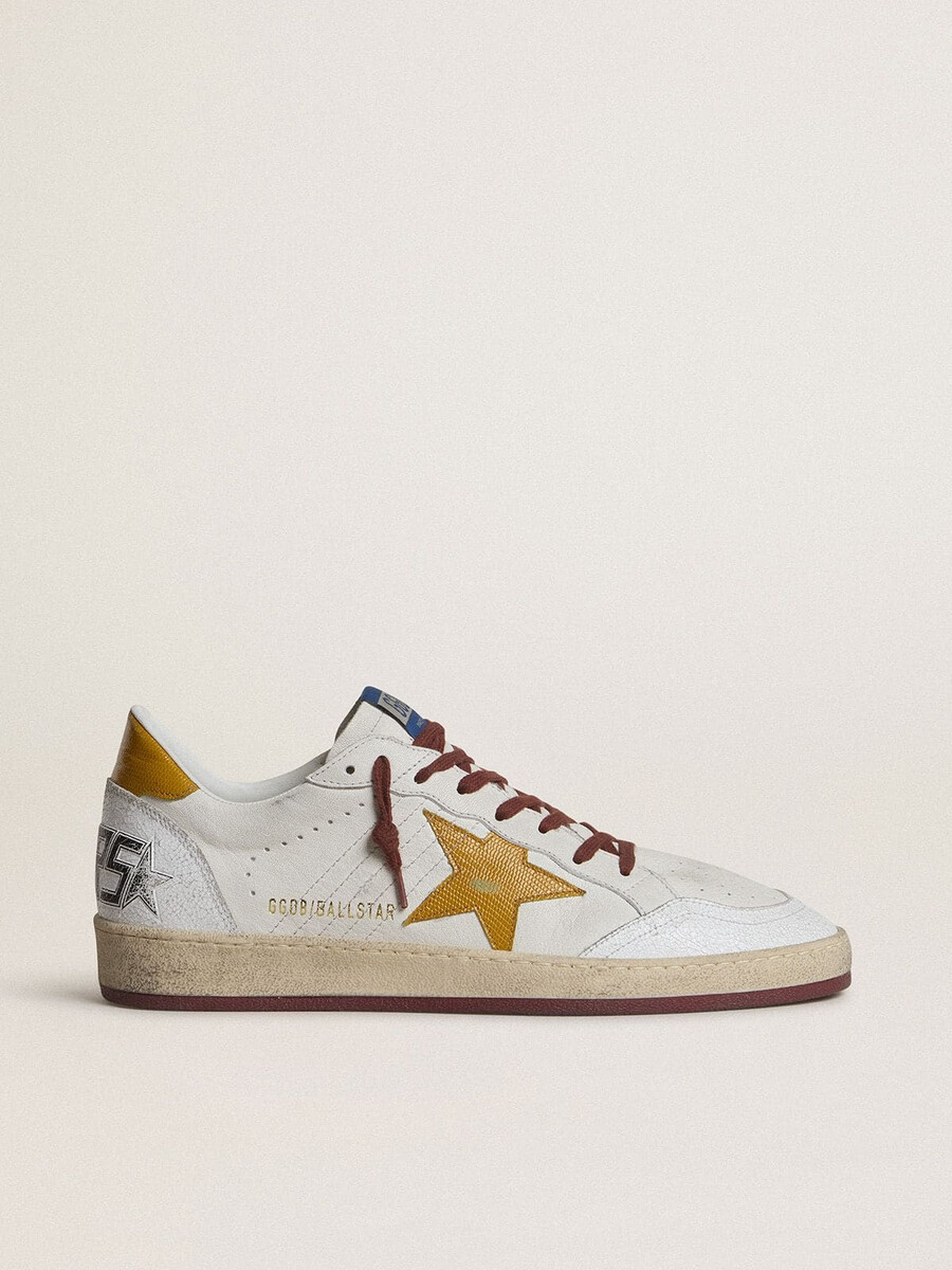 tênis ball star masculino em couro napa branco com estrela em couro amarelo com estampa animal e detalhe no calcanhar.