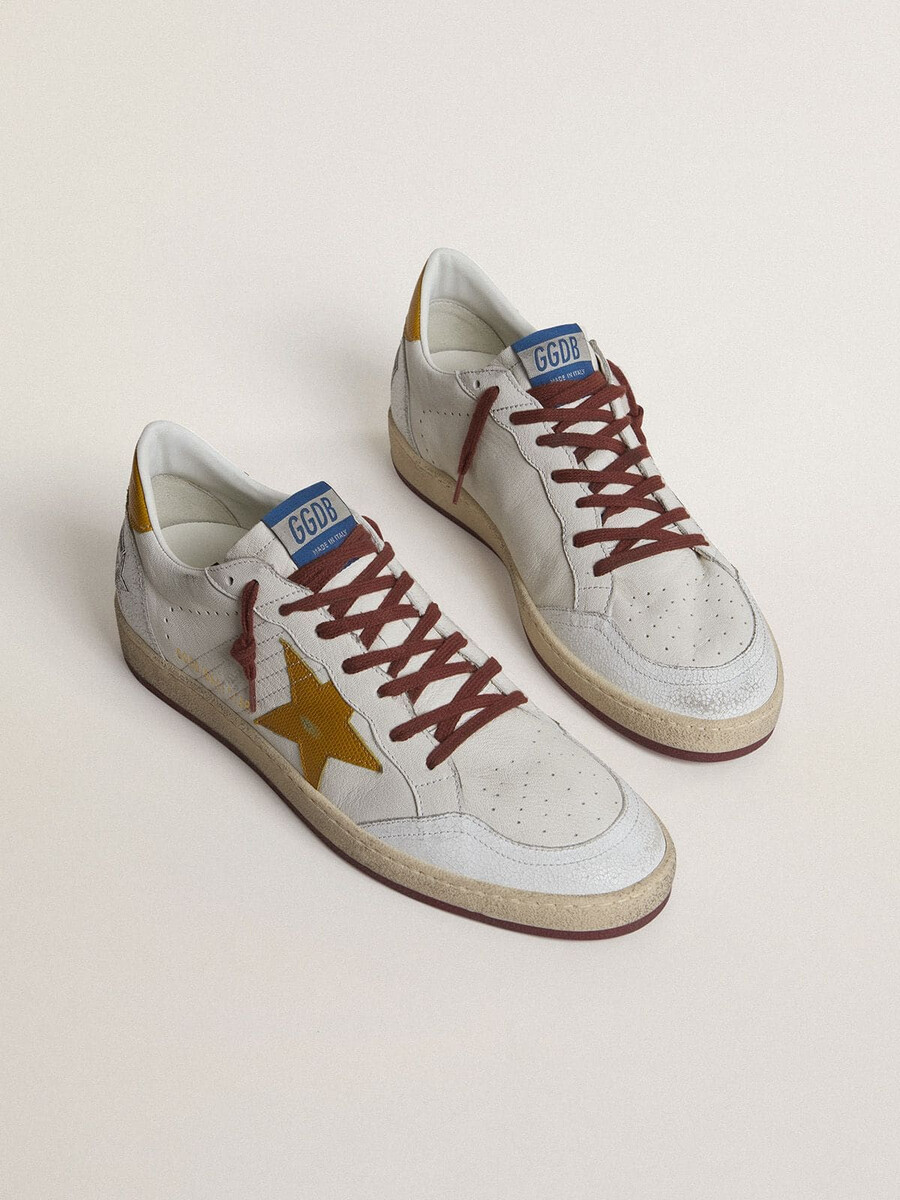 tênis ball star masculino em couro napa branco com estrela em couro amarelo com estampa animal e detalhe no calcanhar.