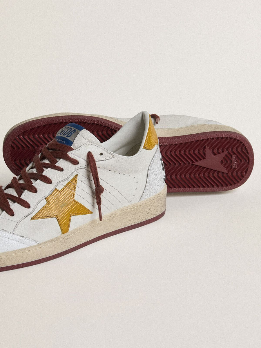 tênis ball star masculino em couro napa branco com estrela em couro amarelo com estampa animal e detalhe no calcanhar.