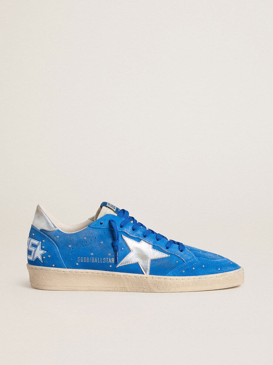 tênis ball star masculino em camurça azul-clara com tachas e estrela de couro metálico prateado.