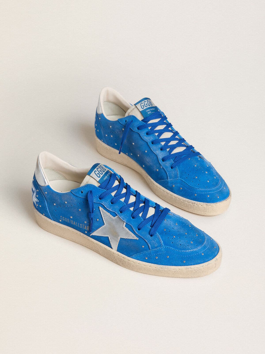 tênis ball star masculino em camurça azul-clara com tachas e estrela de couro metálico prateado.