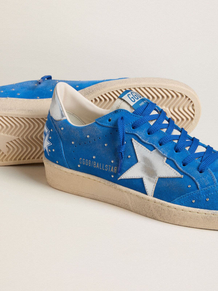 tênis ball star masculino em camurça azul-clara com tachas e estrela de couro metálico prateado.