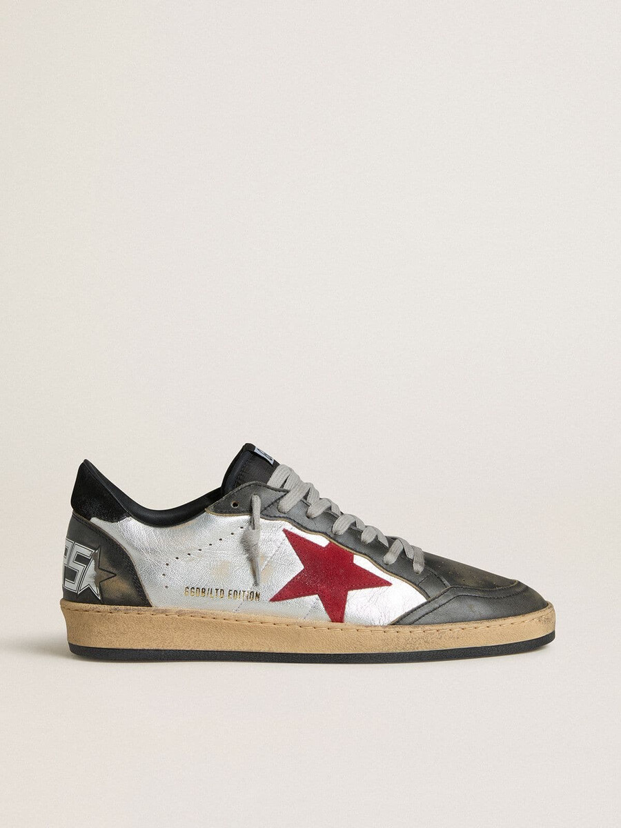 tênis ball star ltd masculino em couro laminado prateado com estrela em camurça vermelha e detalhes em preto.