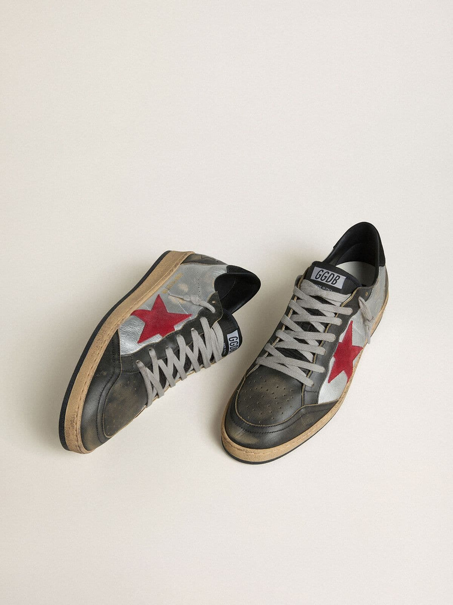 tênis ball star ltd masculino em couro laminado prateado com estrela em camurça vermelha e detalhes em preto.