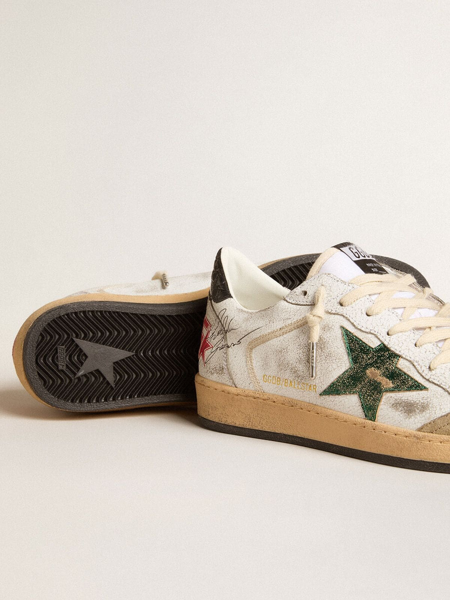 tênis ball star masculino com estrela em couro metálico e detalhe em couro cinza no calcanhar.