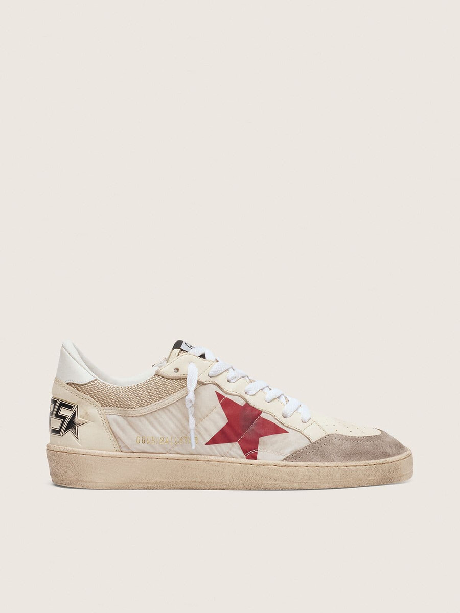 ball star em nylon e malha branca com estrela de nylon vermelha e detalhe de couro branco no calcanhar.