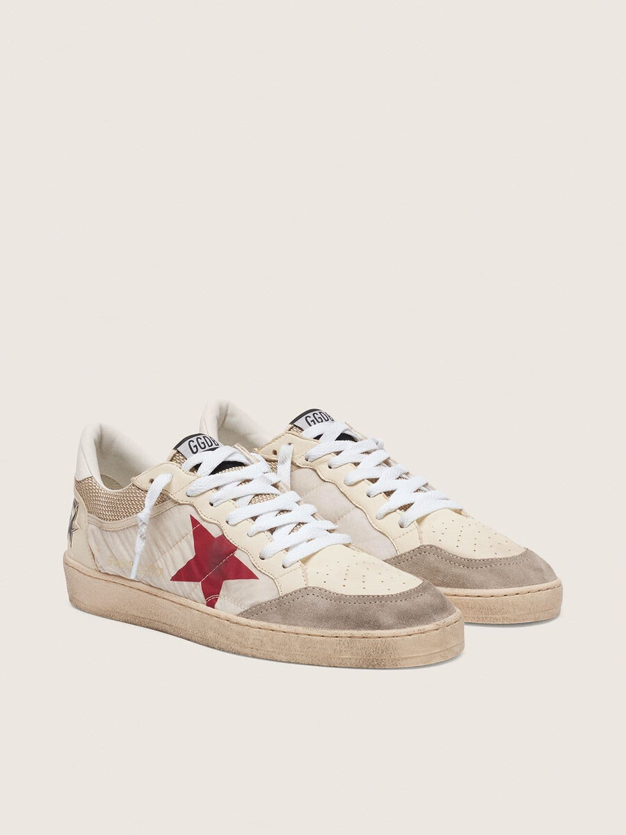 ball star em nylon e malha branca com estrela de nylon vermelha e detalhe de couro branco no calcanhar.