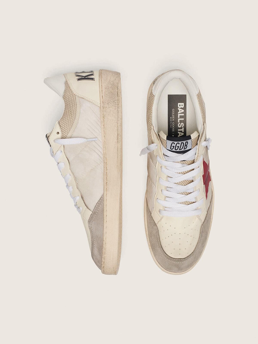 ball star em nylon e malha branca com estrela de nylon vermelha e detalhe de couro branco no calcanhar.