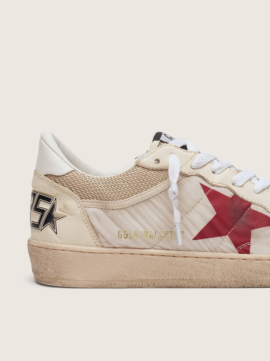 ball star em nylon e malha branca com estrela de nylon vermelha e detalhe de couro branco no calcanhar.