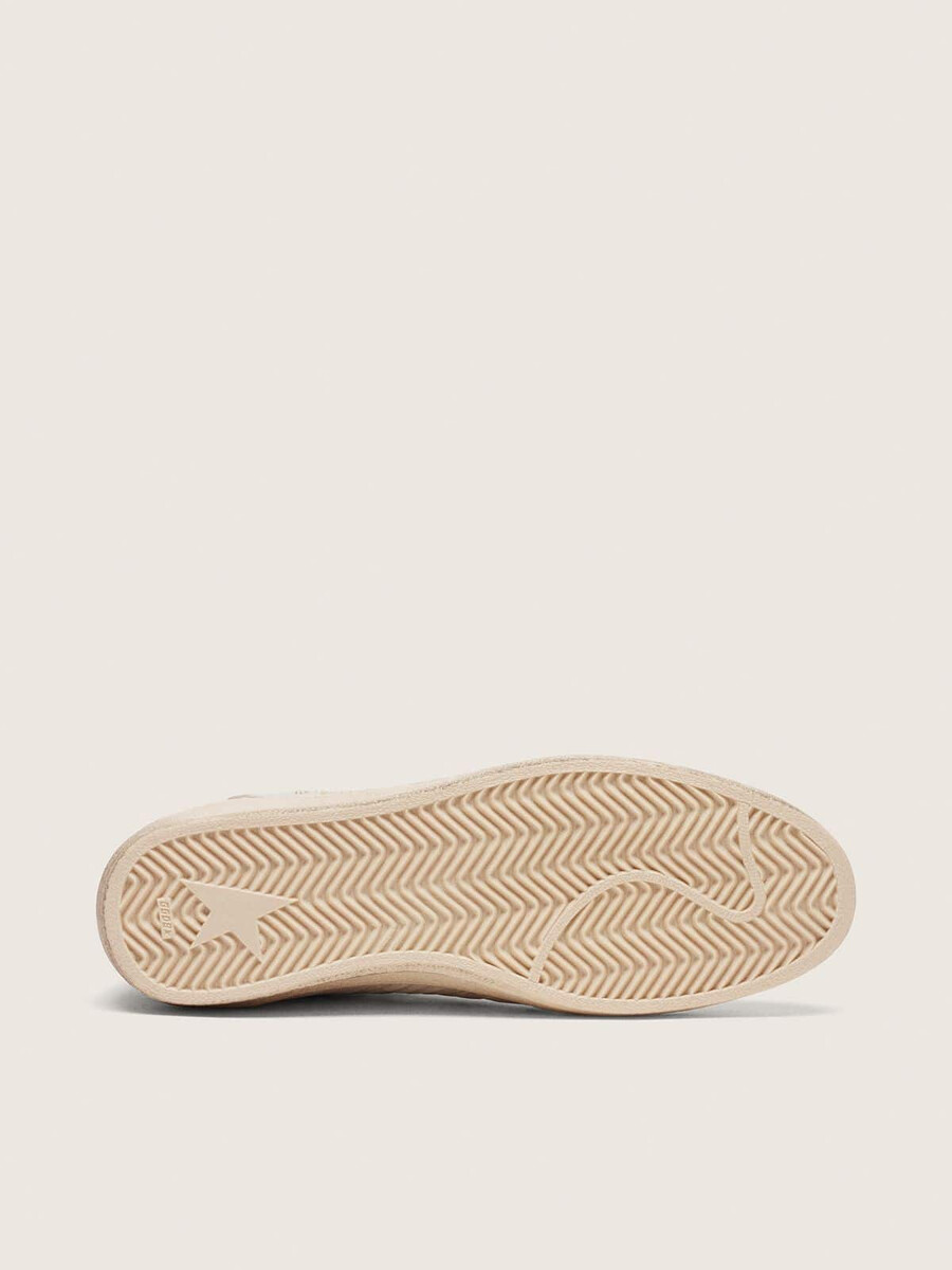 ball star em nylon e malha branca com estrela de nylon vermelha e detalhe de couro branco no calcanhar.
