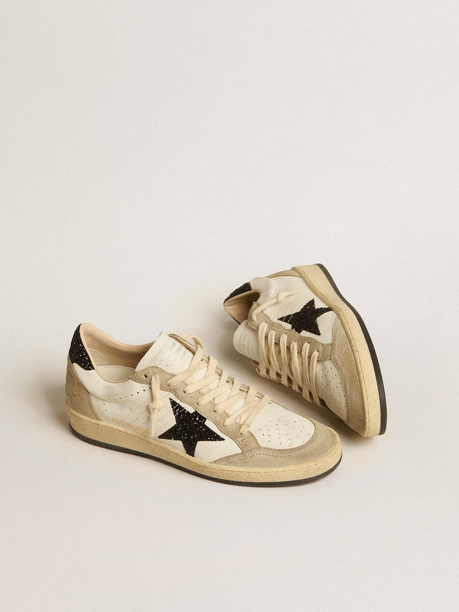ball star em napa e camurça com estrela preta brilhante e detalhe no calcanhar.