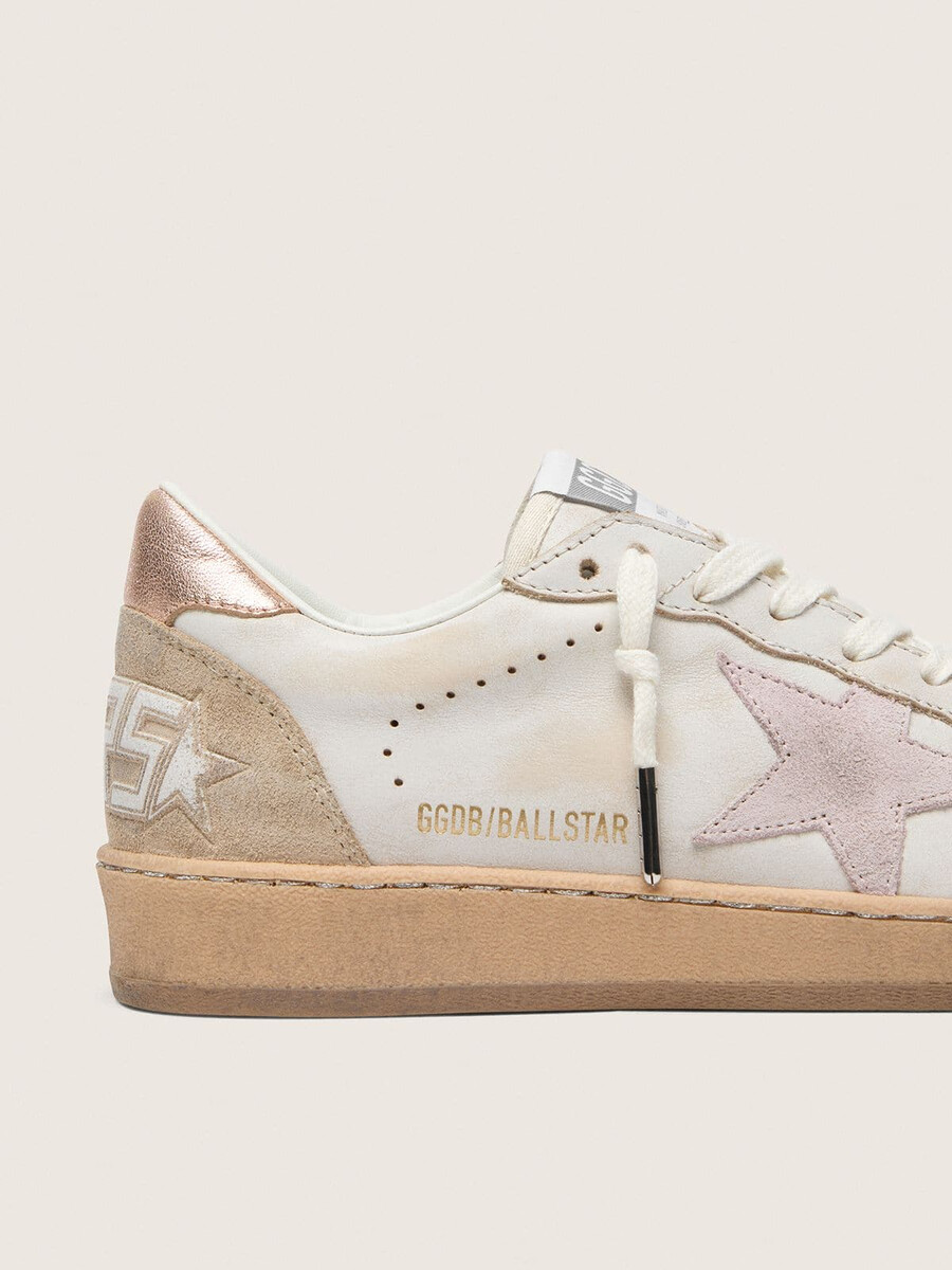 ball star com estrela em camurça rosa bordas com glitter prateado e detalhe em ouro rosa no calcanhar.