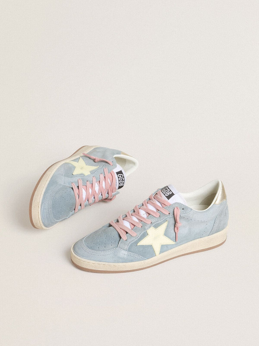 tênis ball star feminino em camurça azul-clara com estrela de couro cor creme.