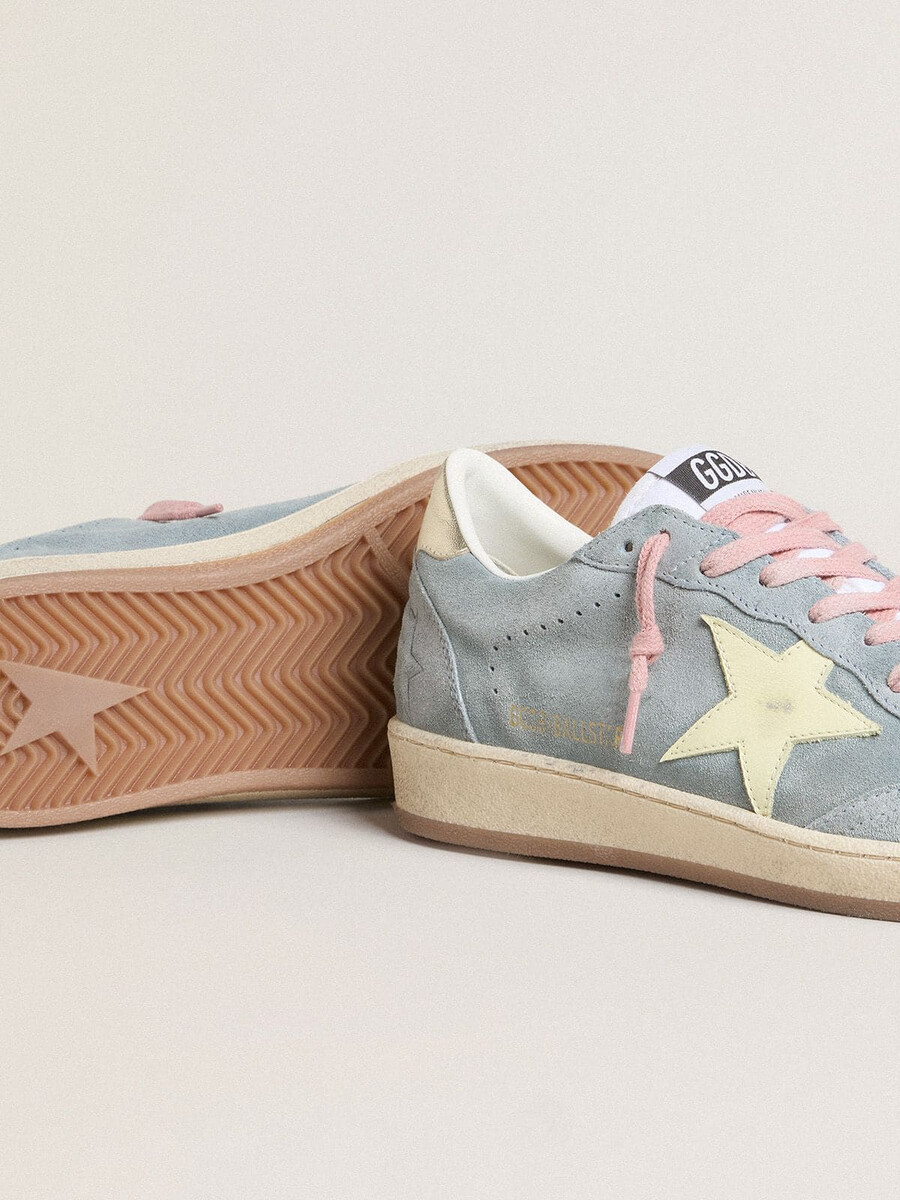 tênis ball star feminino em camurça azul-clara com estrela de couro cor creme.