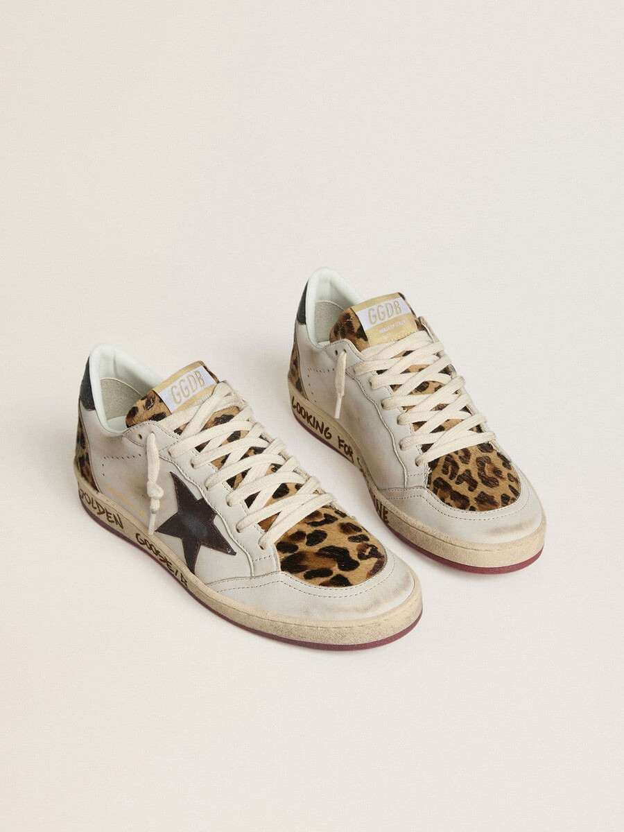 ball star feminino com estrela em couro marrom e língua em pele de pônei com estampa de leopardo.
