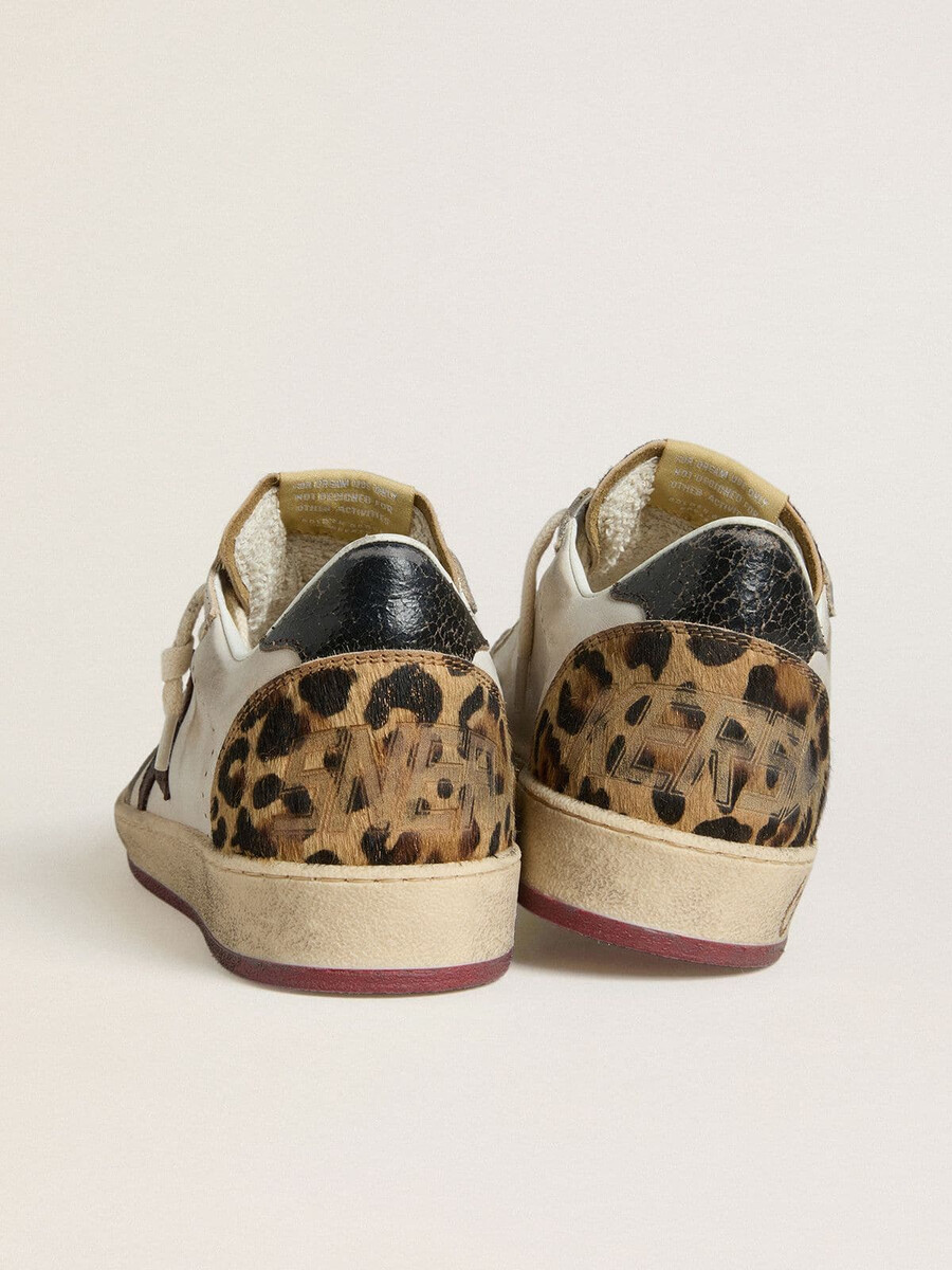 ball star feminino com estrela em couro marrom e língua em pele de pônei com estampa de leopardo.